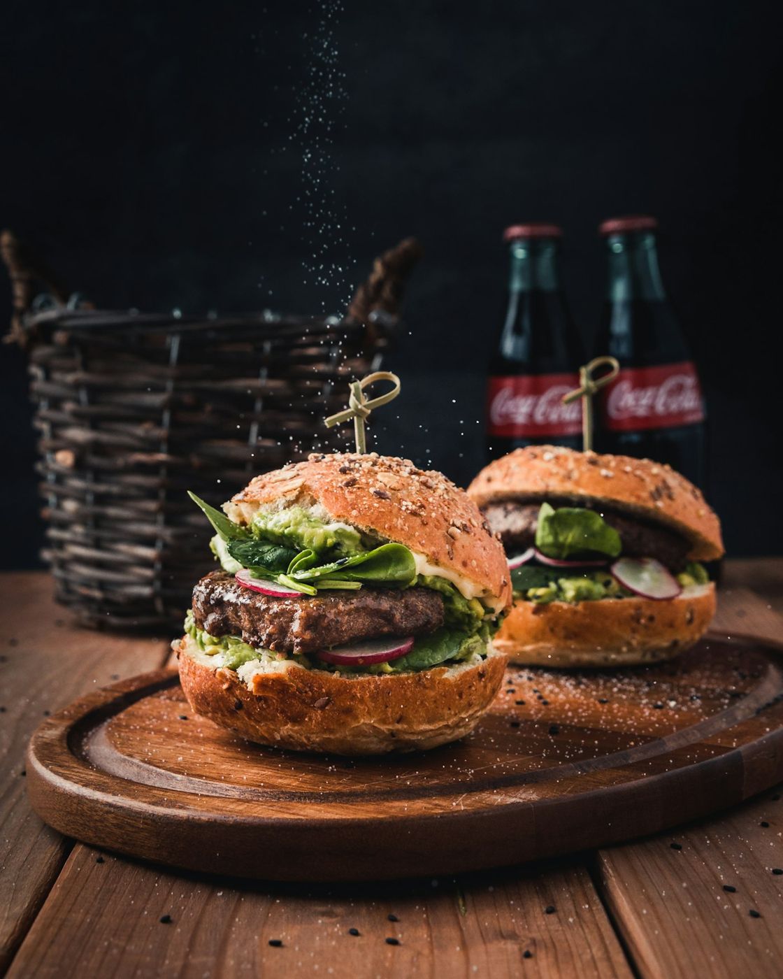 Due hamburger con bibite in vetro