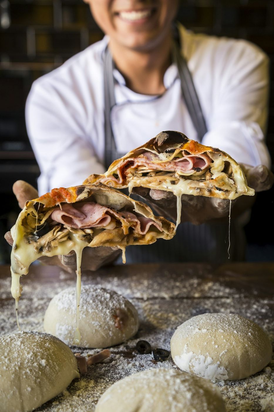 Calzone aperto con prosciutto, funghi e formaggio filante