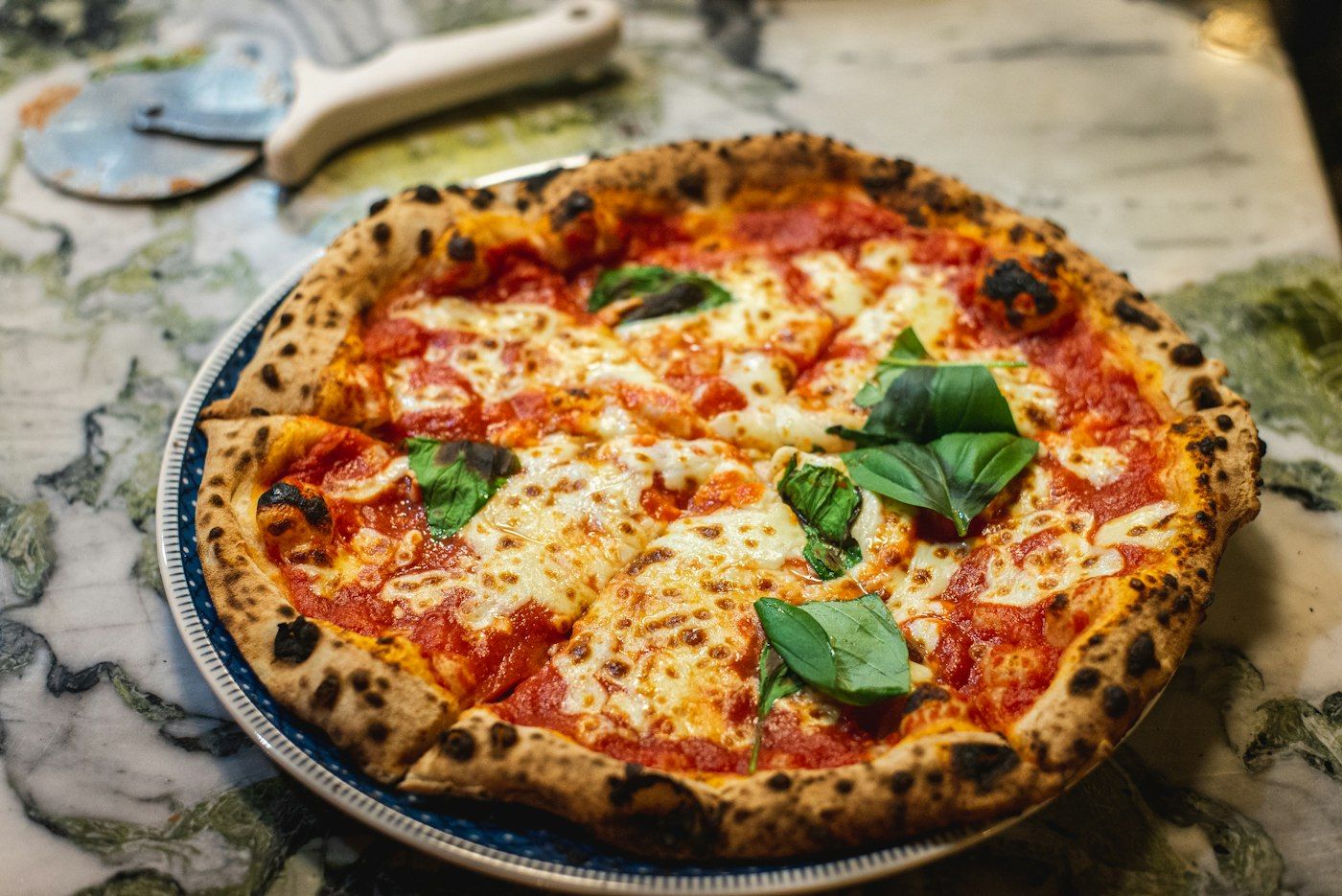 Pizza margherita con basilico
