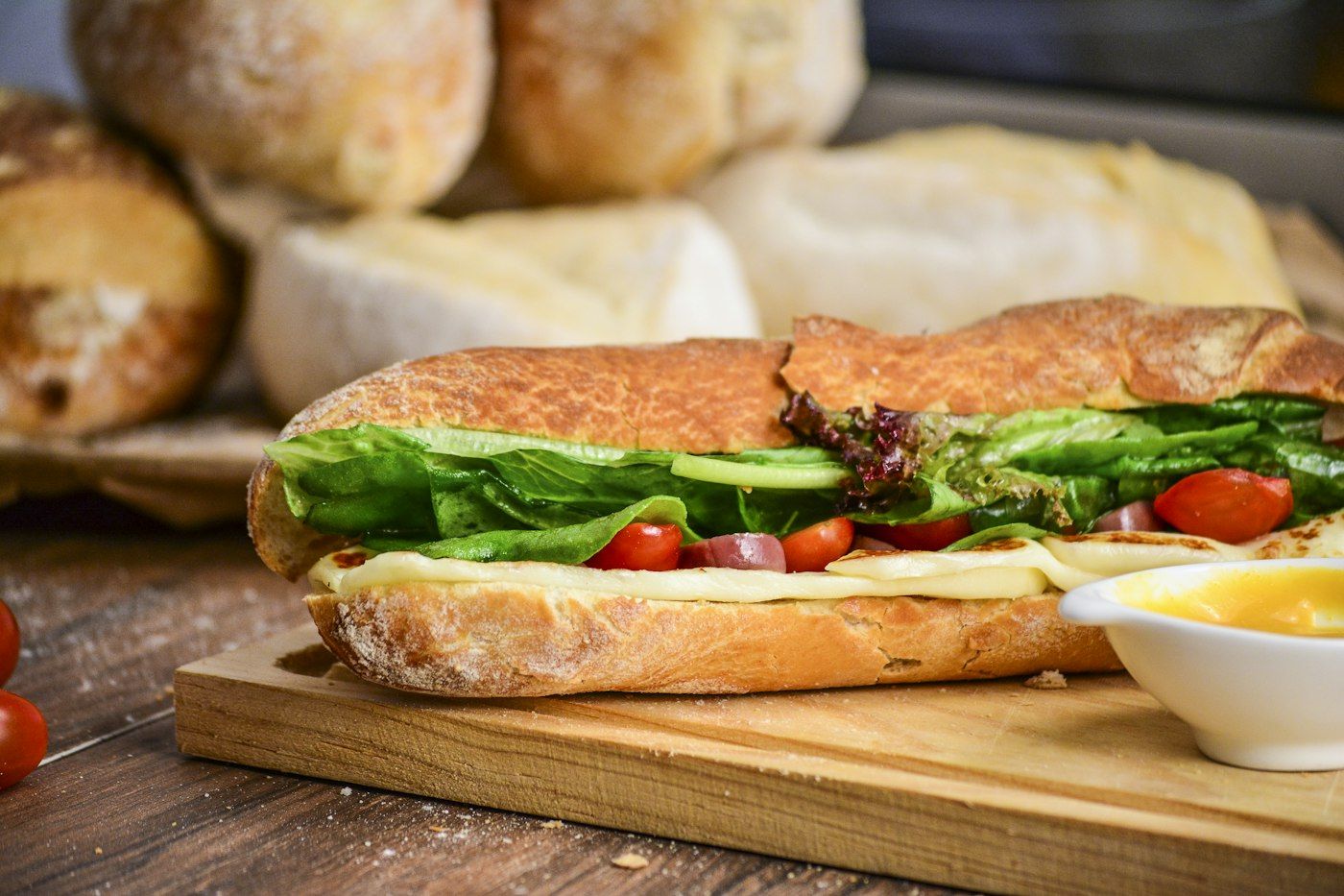 Panino farcito su tagliere