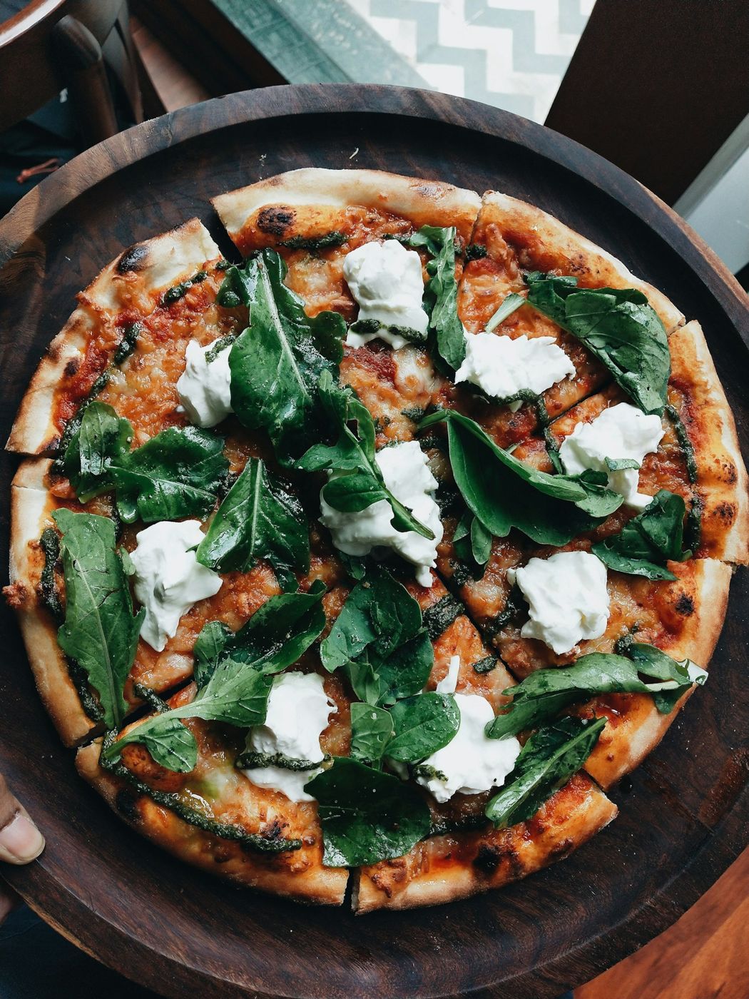Pizza con spinaci e formaggio
